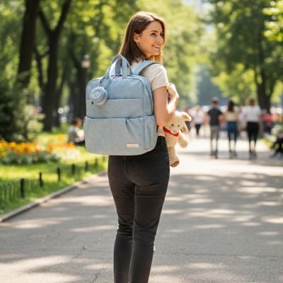 Sac a langer a dos sur le dos de maman très heureuse