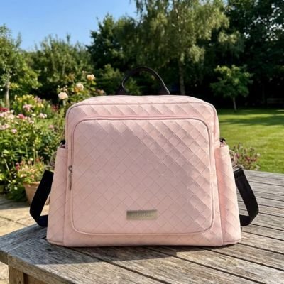 Sac a langer bebe dans un jardin