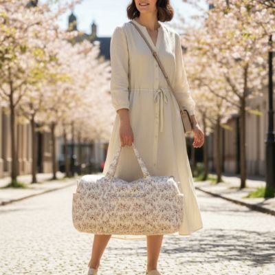 Sac a langer dans la main de bébé