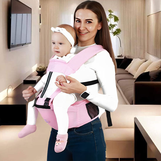 bébé face à la route dans son porte bebe 