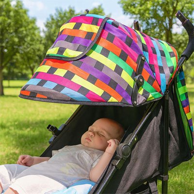 bébé endormie sous un Par soleil pour poussette​ 