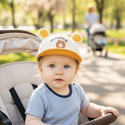 Casquette bebe jaune blanc ,bebe dans une poussette 