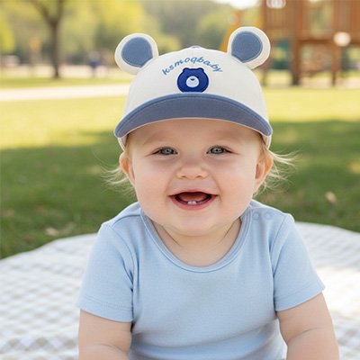 Casquette bebe bleu bébé très heureux au parc 