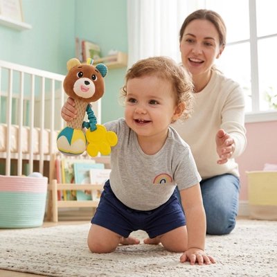 Hochet ,bébé heureux de jouer avec son hochet 