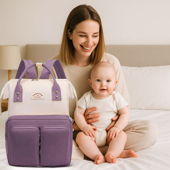 mère bébé heureux grâce  a sac à dos qui contient tout pour bébé 