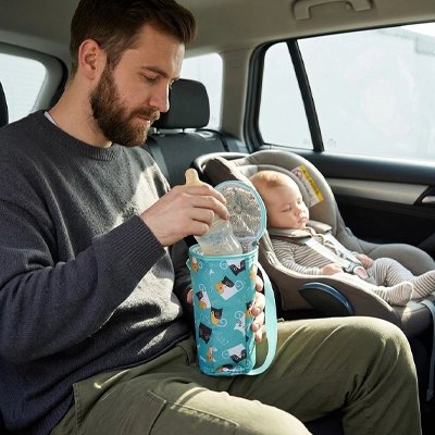 Porte biberon bleu utilisé par un père dans son auto
