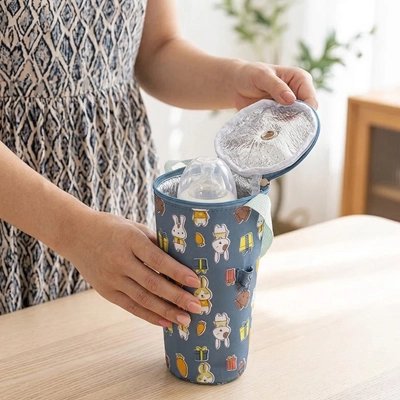 Porte biberon gris sur une table 